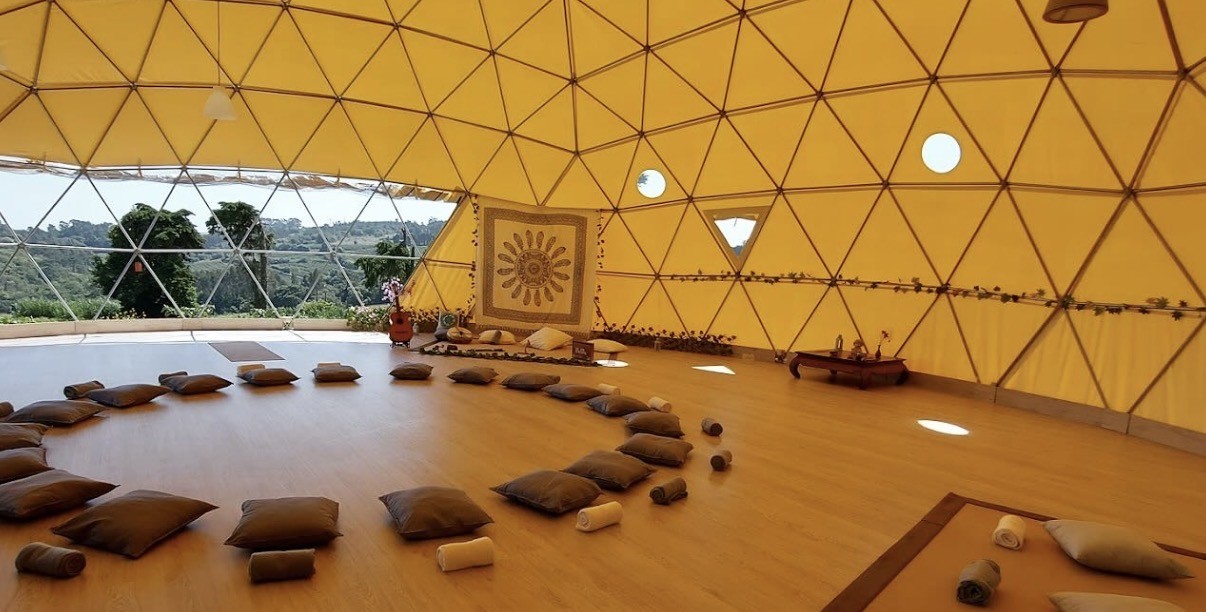 Interior da cúpula, com almofadas dispostas em círculo