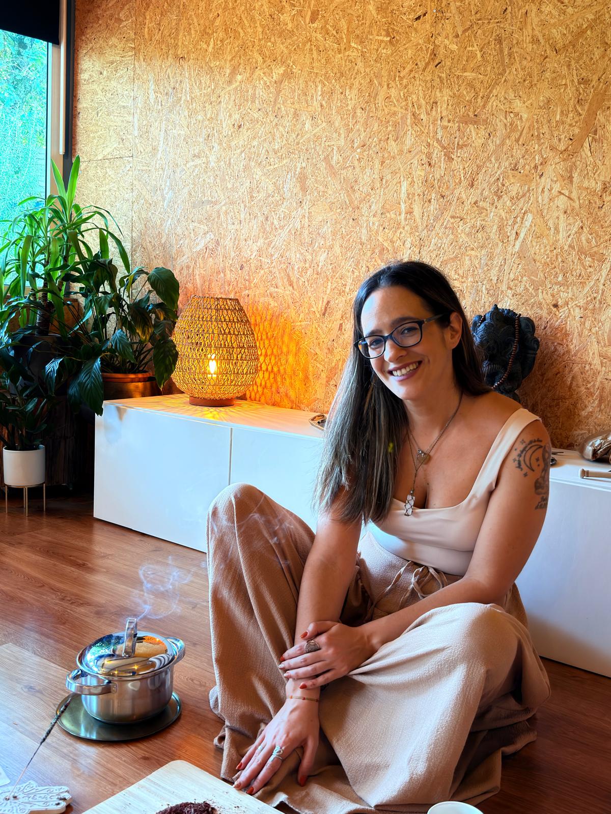 Eu, sorrindo, durante a preparação de uma sessão