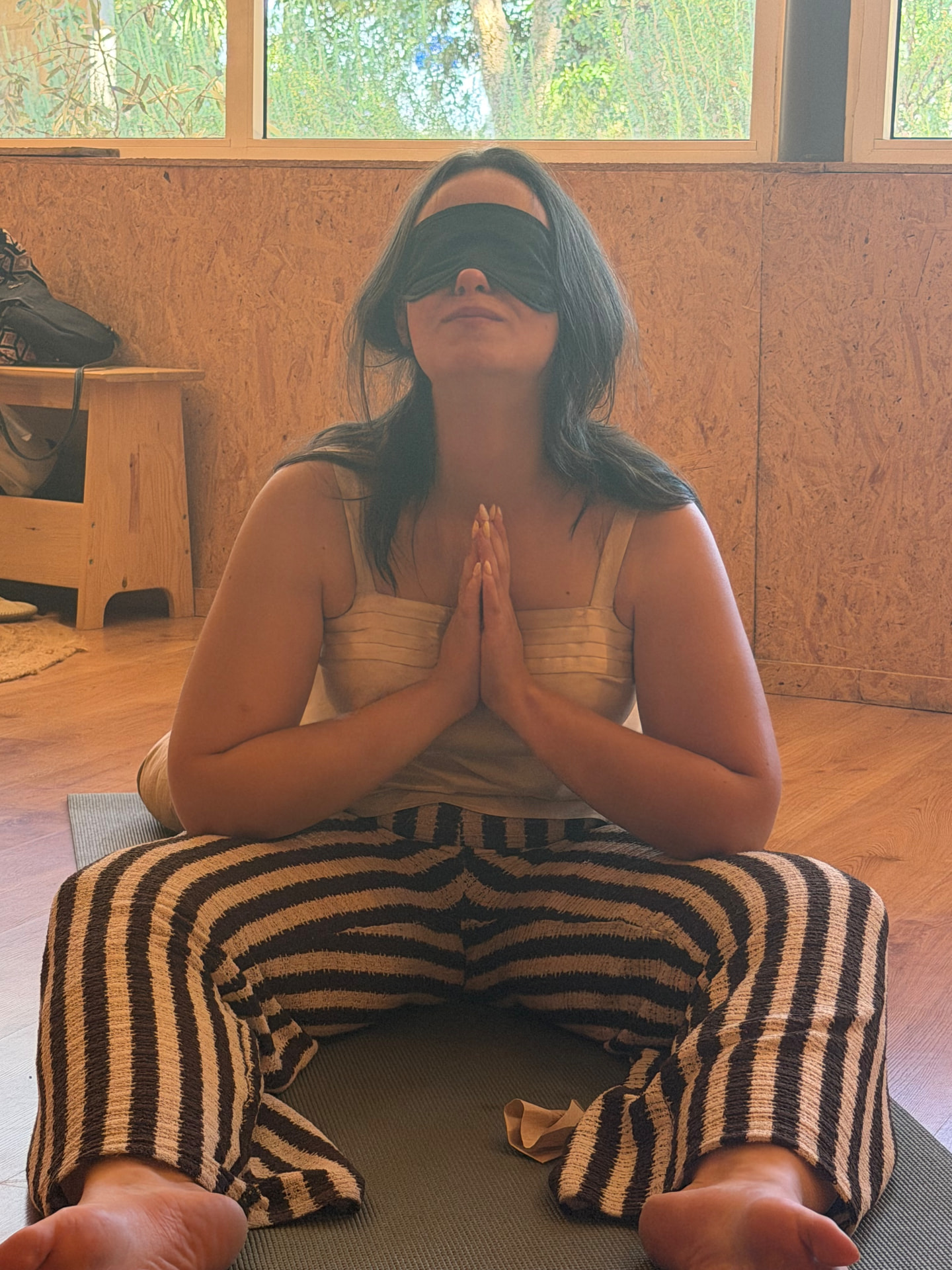 Mulher em meditação durante uma prática