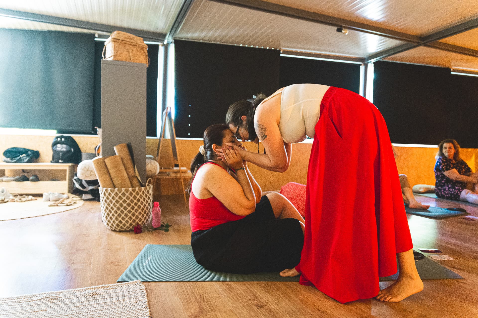 Duas mulheres num momento de encontro emocional durante uma sessão