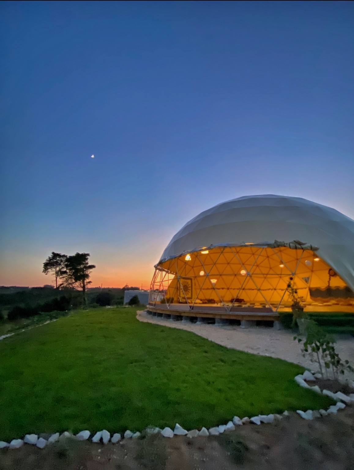 A cúpula do Recanto Paz & Amor ao pôr do sol